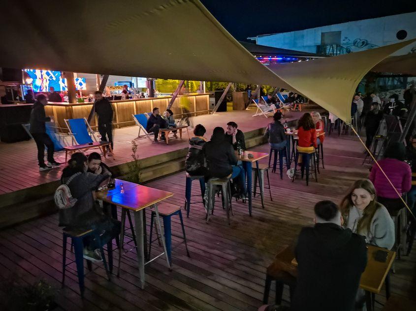 “Am luat ruleta, am pus-o între mese, am așezat toată terasa altfel și am zis că asta e. Am zis că, atunci când se umple, asta e capacitatea”, explică Raluca Șoșa. Foto: Paul Manolescu