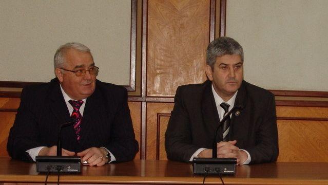 Mihai Vasile-Ozunu (în stânga), când era secretar de stat în Ministerul Apărării, condus de Gabriel Oprea. Sursa foto: mapn.ro