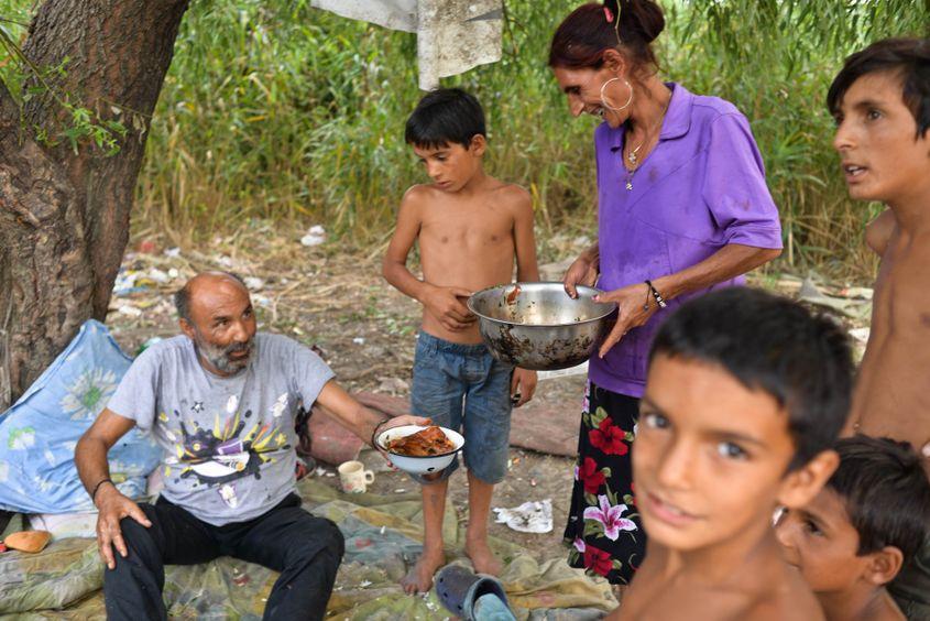 Familia Enache, la ora prânzului.