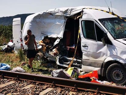 "S-au pornit să vină acasă, la căsuța lor". Filmul accidentului în care o mamă și fetița ei de 10 ani și-au pierdut viețile, după ce microbuzul în care călătoreau a fost lovit de tren lângă Dej