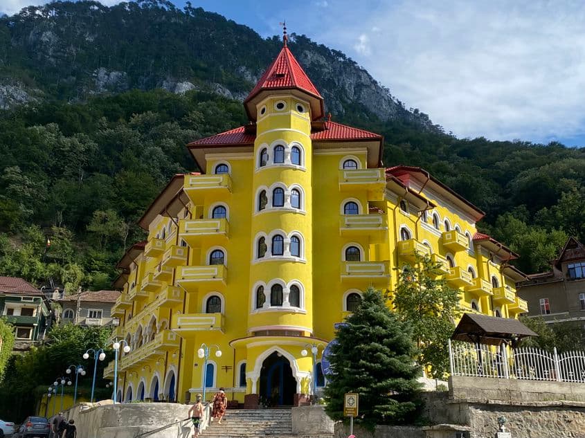 Hotelul Cerna și masivul Domogled în spate, într-o zi caniculară de august. Foto: Oana Moisil