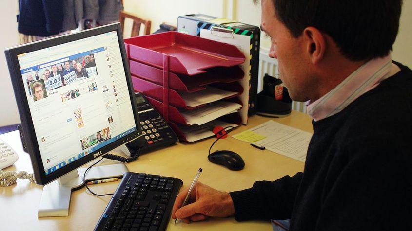 Tom Brake, notându-și întrebările puse de alegători pe Facebook.