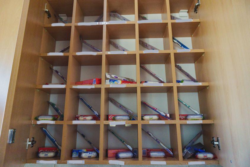 Fiecare beneficiar are propria periuță și pastă de dinți, într-un dulăpior special dedicat. Foto: Ioana Epure