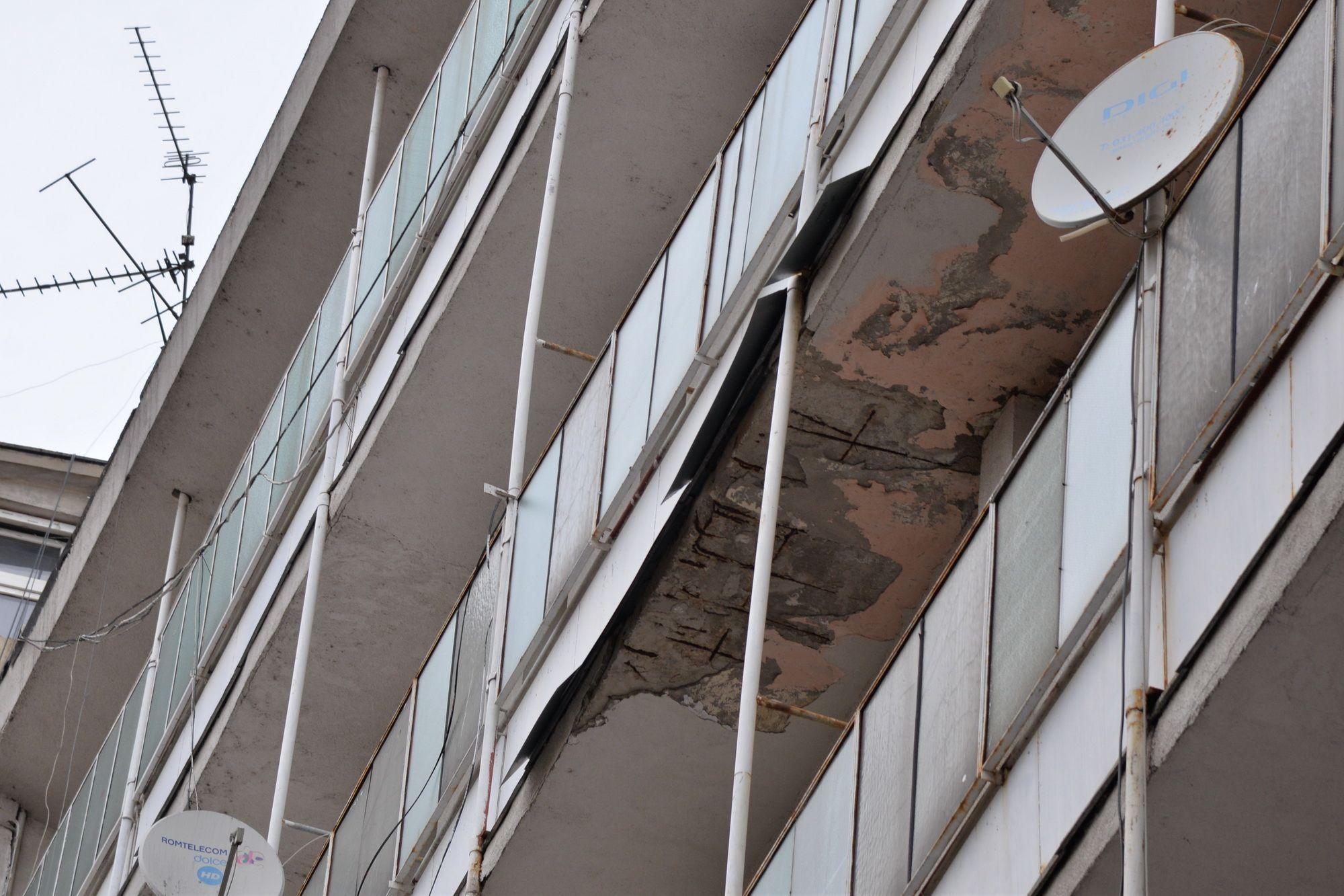 Ansamblul arhitectonic din zona Sala Palatului, București. Intervențiile asupra structurii și fațadei au stricat tot aspectul modernist. Foto Lucian Muntean