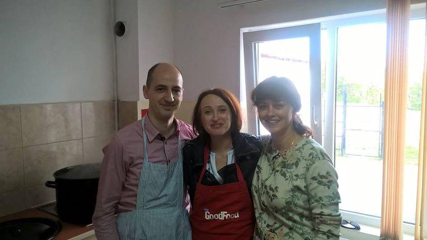 George Jiglău, Cosmina Paul și Raimonda Boian, trei dintre oamenii implicați în proiectul „O masă caldă”.