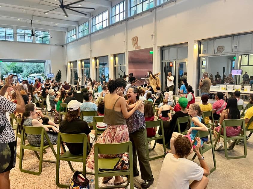 Eveniment al comunității africane într-un cartier din Atena, la care participă un public extrem de divers. Localnici? Străini? Ce contează? Foto: Ioana Epure