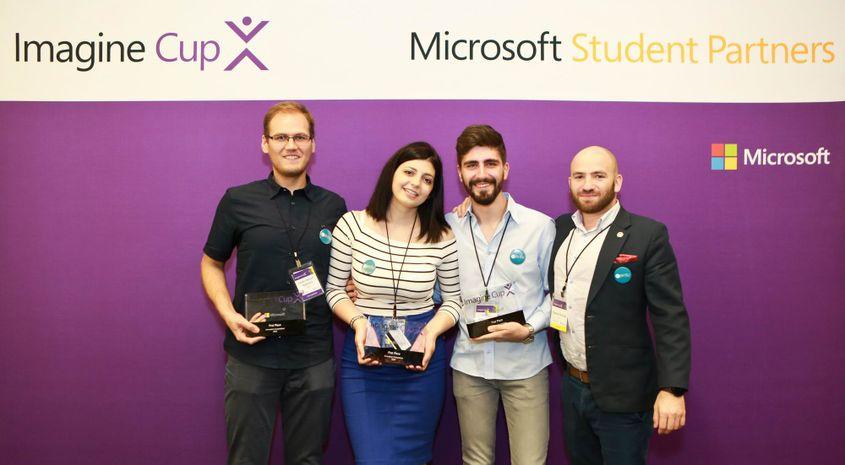 De la stânga la dreapta, Iulian Mateșică, Flavia Oprea, Cristian Alexandrescu și mentorul Daniel Rosner. Foto: Microsoft