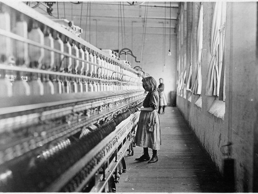 "Sadie Pfeifer are puțin peste un metru și lucrează în manufacturile de bumbac din Lancaster", nota Lewis Hine în jurnalul său, la începutul secolului 20. Sursa foto: wikimedia.org