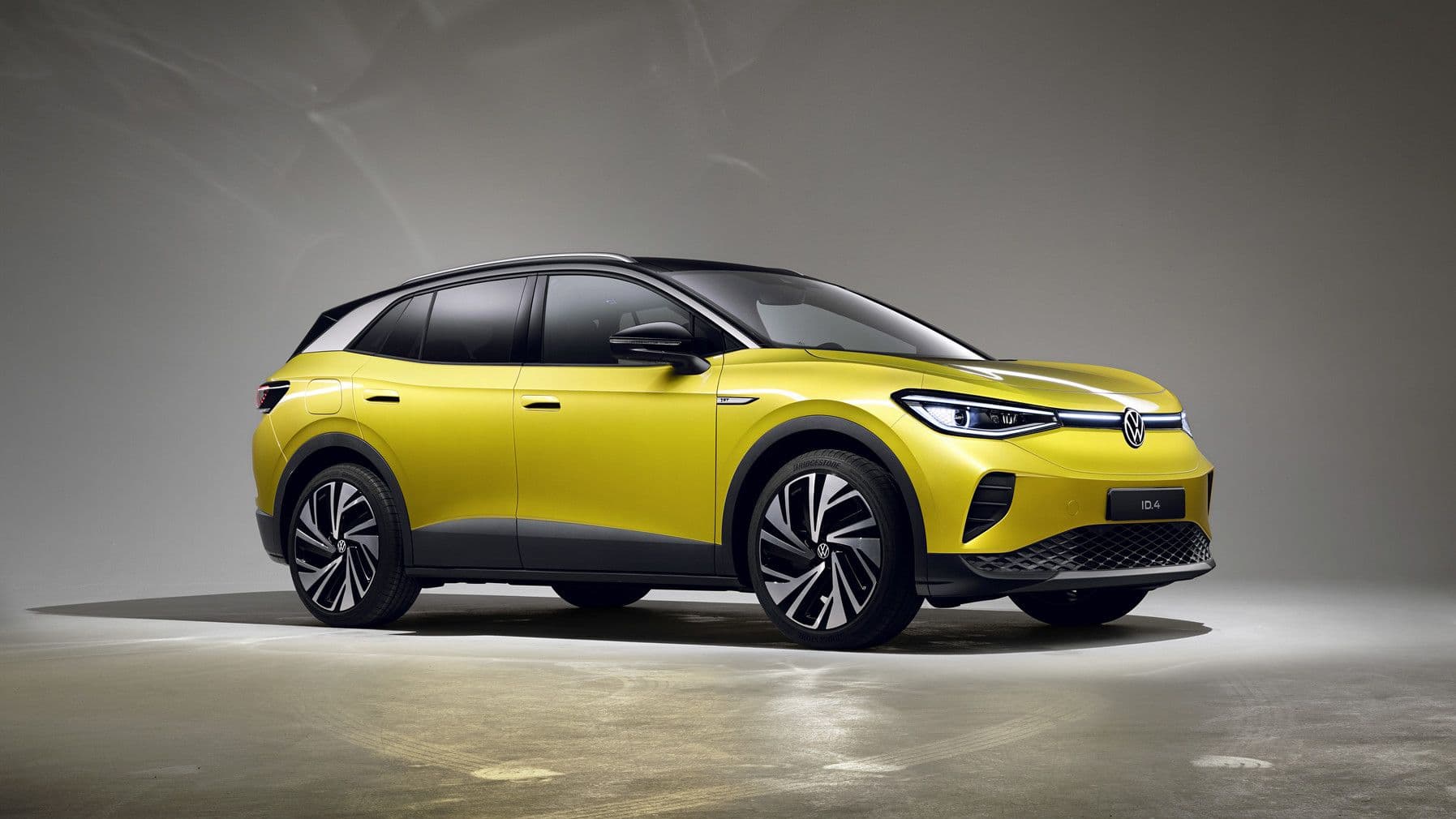 Volkswagen vrea să scape cât mai repede de coșmarul numit Dieselgate și accelerează la maximum tranziția la mașini electrice. În imagine, modelul ID.4, „Golful” electric