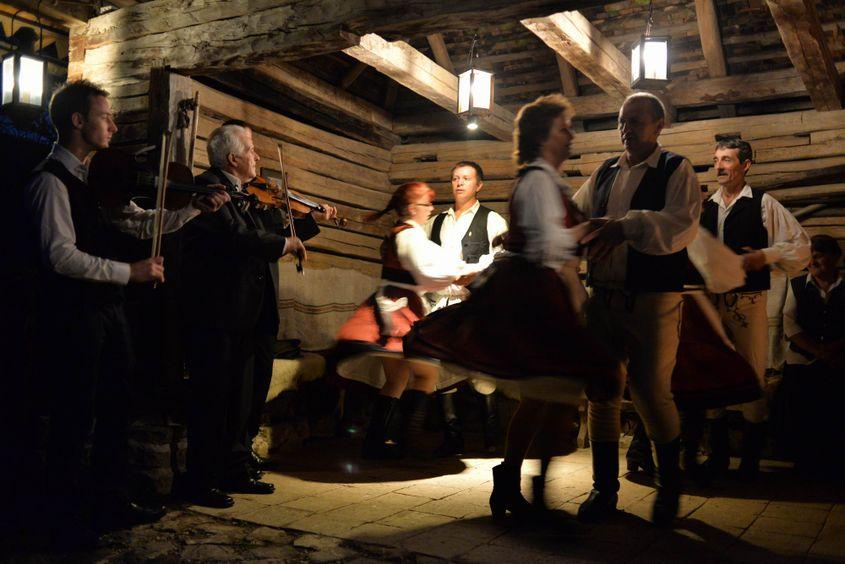 Dansuri tradiționale secuiești, în Valea Zălanului. Foto: Alexandru Boghian