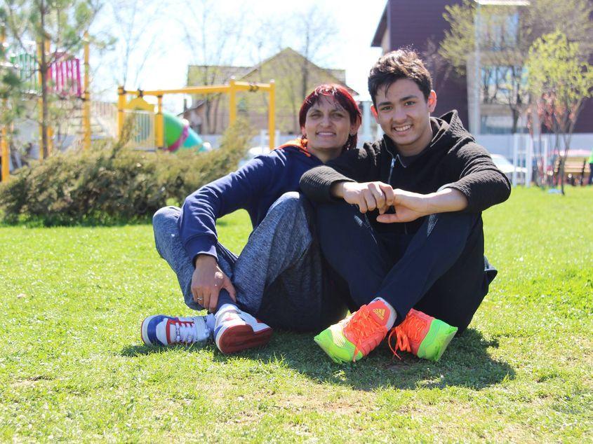 Alexandru și mama sa, în parcul de lângă noua lor locuință din Chiajna. Foto: Arhiva personală