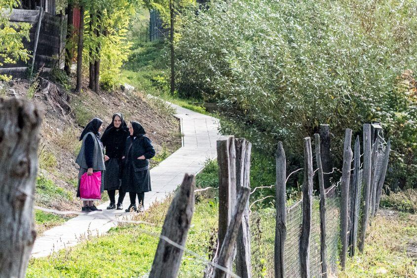 O imagine obișnuită în Cucerdea, localitate unde femeile sunt în număr mai mare. Foto: Raul Ștef