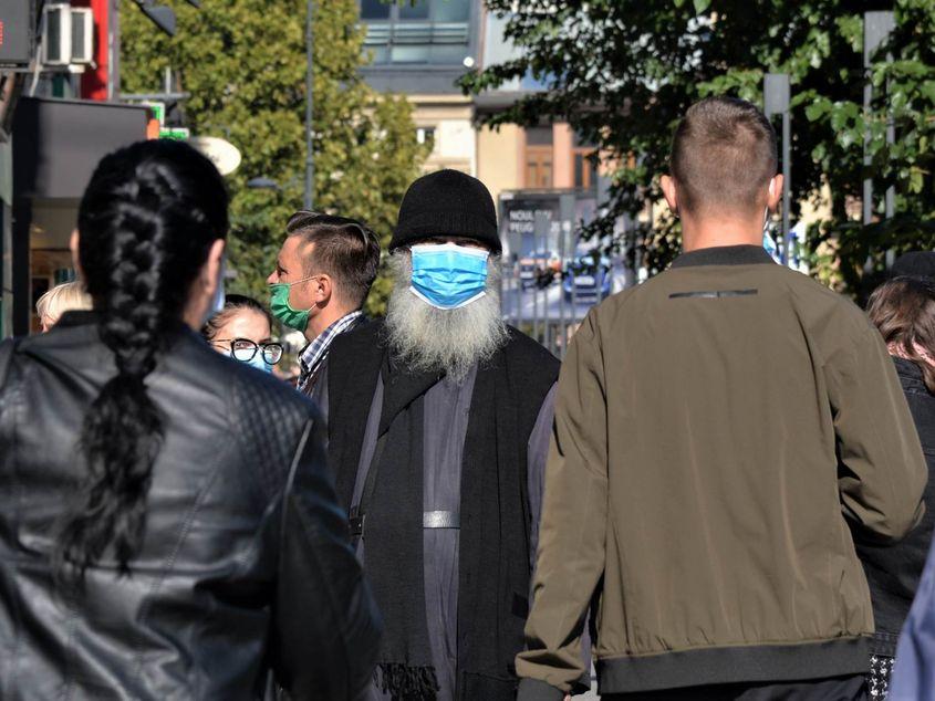 Din cauza numărului crescut de infectări cu noul coronavirus purtarea măştii a devenit obligatorie în toate spaţiile deschise din București. Foto Lucian Muntean