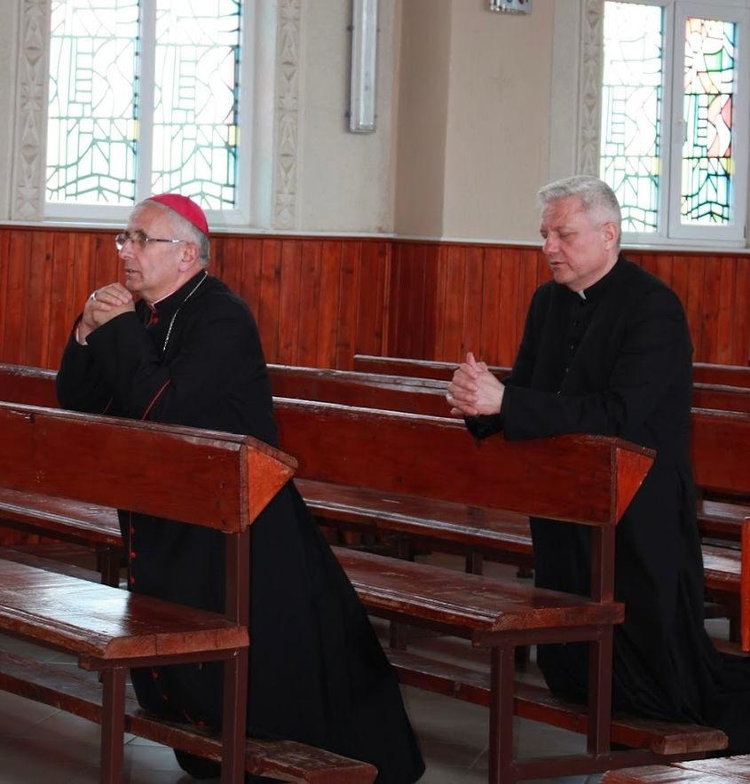 Episcopul romano-catolic de Iași, Iosif Păuleț (în stânga imaginii), se roagă alături de preotul paroh Augustin Benchea (în dreapta) în biserica „Sfântul Marcu” din comuna Cleja, județul Bacău, cu două luni înainte de începerea abuzurilor asupra unei minore FOTO: ANDREEA BENCHEA