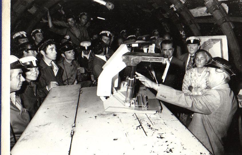 Ceaușescu era mereu prezent cu „indicățiile” sale prețioase și complet anapoda date „oamenilor muncii”. Foto: Fototeca online a comunismului românesc