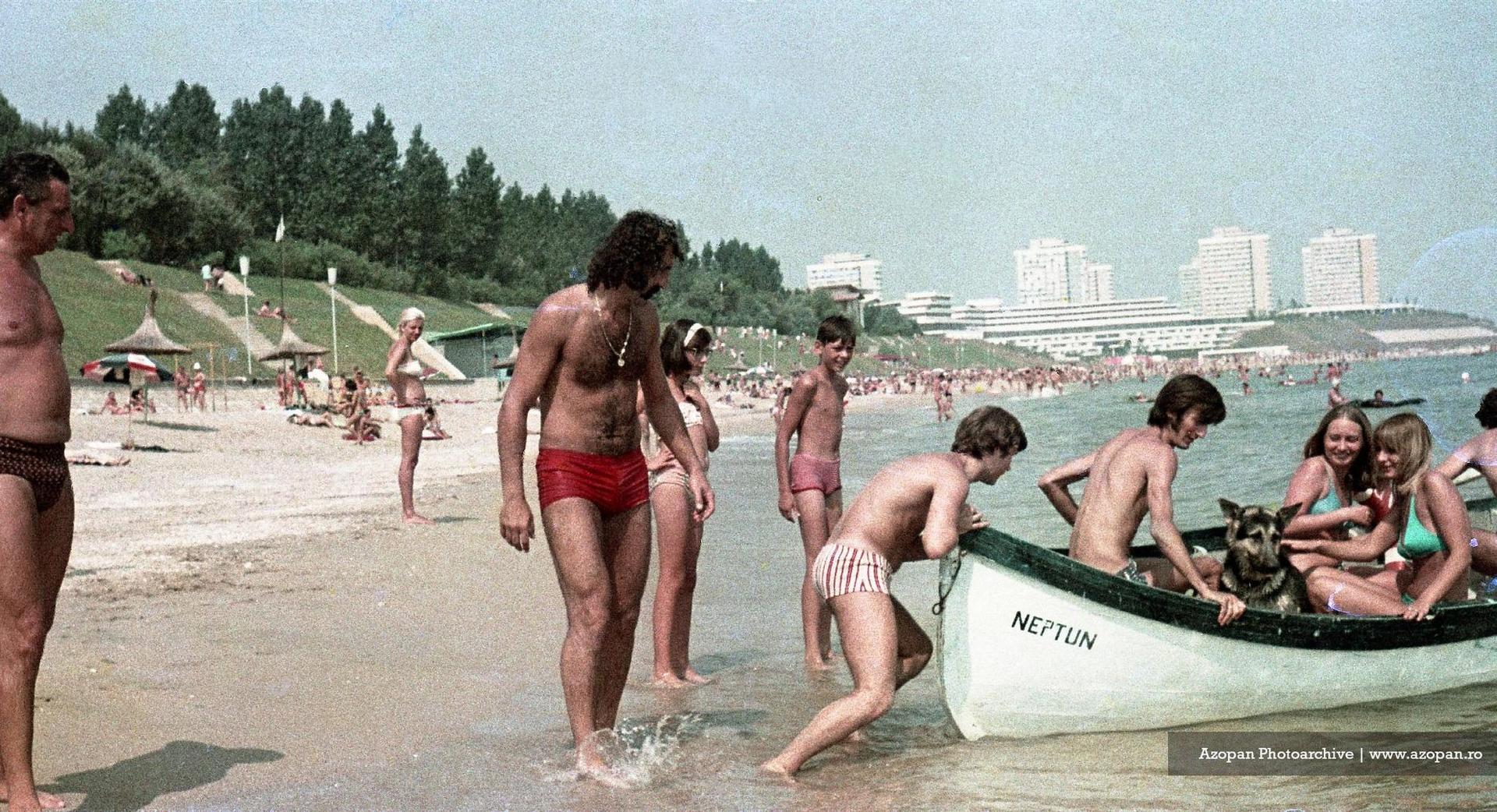 Turiștii din anii 1970 erau plimbați cu barca, puteau juca bowling sau biliard, dansau în cluburile de noapte sau pur și simplu se plimbau holbându-se la occidentalii veniți aici cu bilete ieftine. Foto: Lorand Bach - Fototeca Azopan