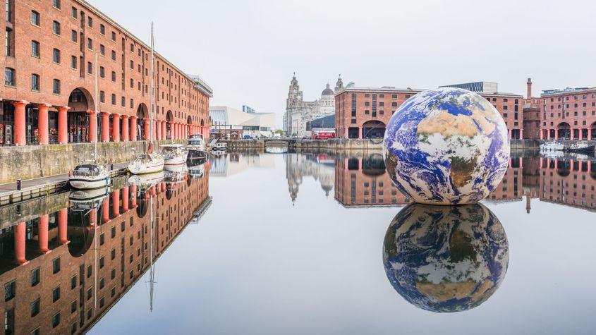 Instalația Floating Earth, prezentată aici la Liverpool, va ajunge și pe Bega. Foto: © Wellsie82 | <a target="_blank" href="https://www.dreamstime.com" target="_blank" rel="noreferrer noopener">Dreamstime.com</a>