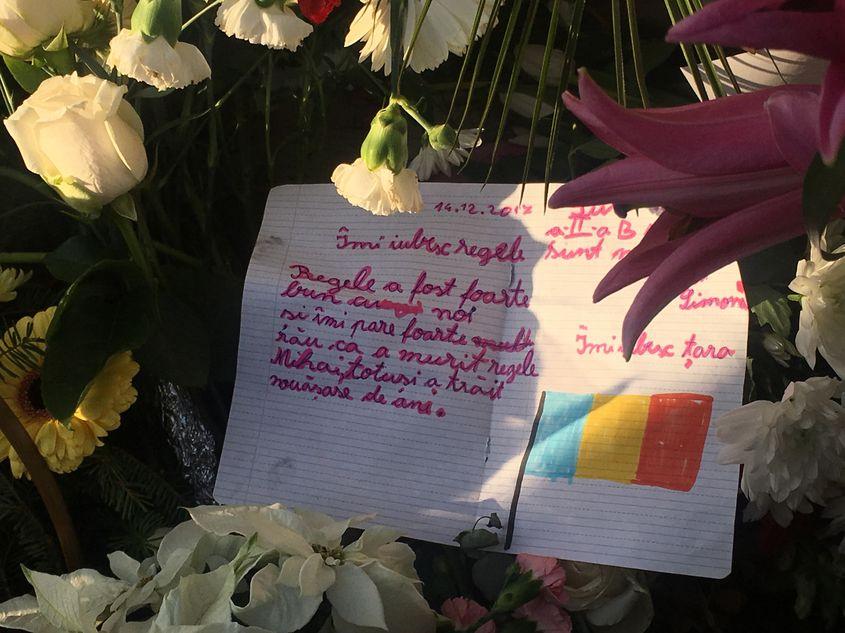 Mesaj lăsat la porțile Palatului Regal. Foto: Iulia Marin