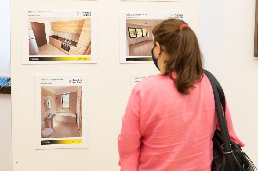 Beneficiară a unei locuințe sociale, căreia doar ce i se înmânase repartiția pentru un apartament în blocul care nu exista, în septembrie 2020, admirând imagini cu viitoarea ei locuință. Foto: Facebook Gabriela Firea