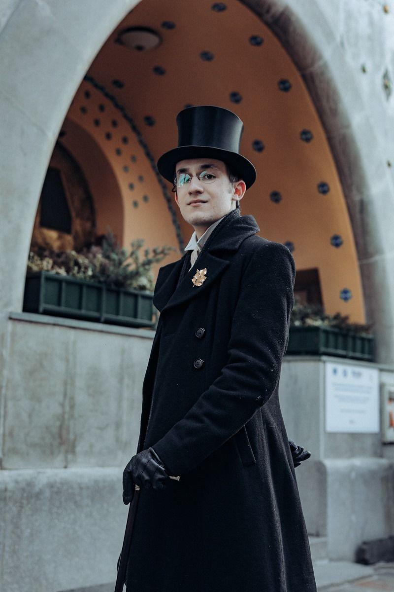 Mircea Pascovici este un tânăr orădean iubitor de istorie și artă, colecționar de ceasuri de buzunar, pălării vechi de 100 de ani, gramofoane și plăci. Foto: Csokmai Claudiu