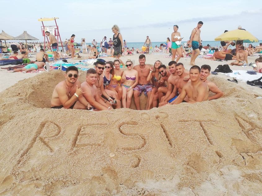 O parte din oamenii Ligii Studențești din Universitatea din Reșița, în vacanță la mare. FOTO: pagina de Facebook oficială a UEMR
