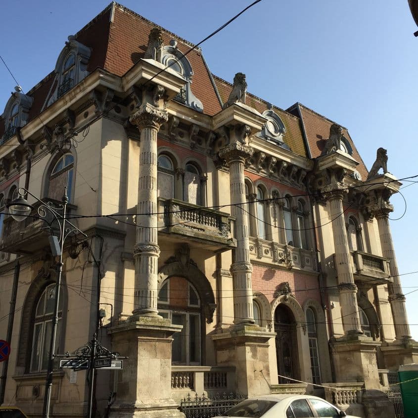 Casa cu lei n-a fost refăcută nici după ani de zile de paragină. Foto: Adrian Mihălțianu
