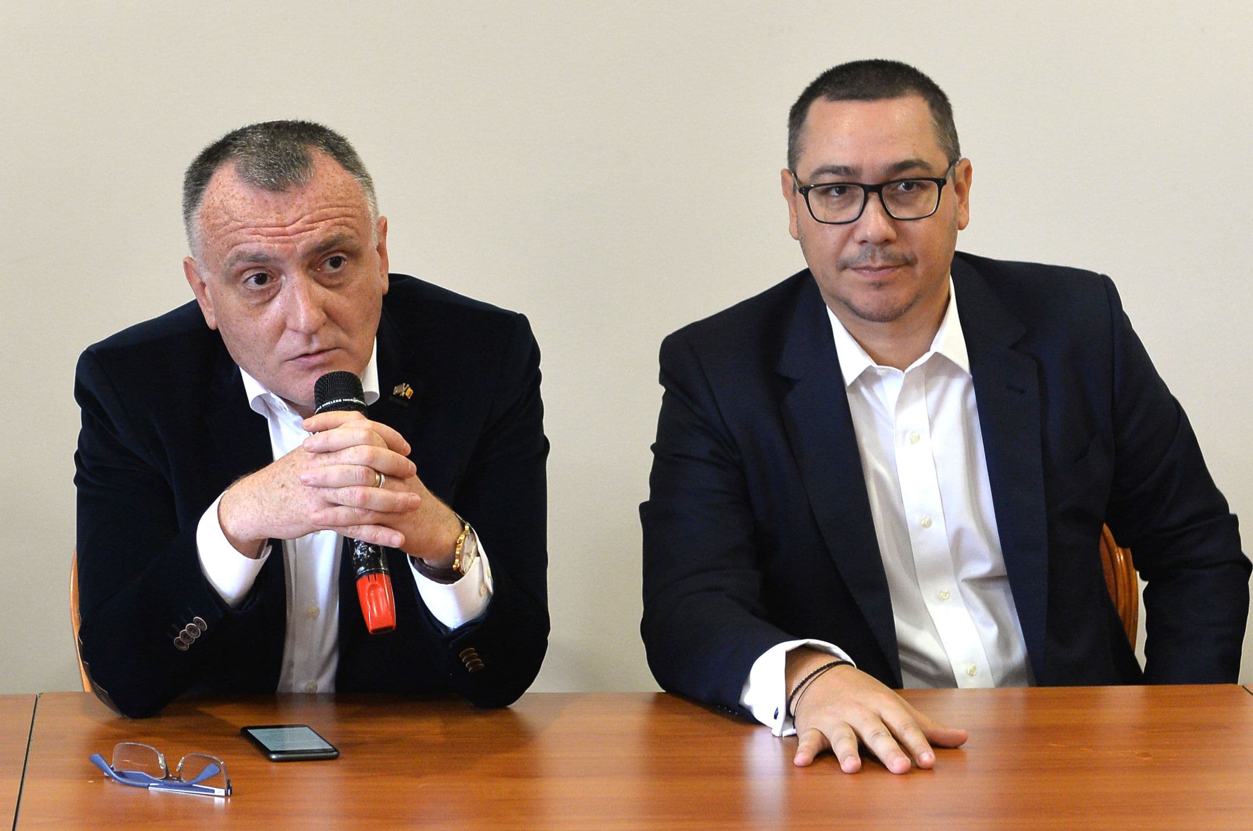 Sorin Cîmpeanu și Victor Ponta, fondatori ai partidului ProRomânia, la o dezbatere politică desfășurată în octombrie 2018. FOTO: SIMION MECHNO / AGERPRES FOTO