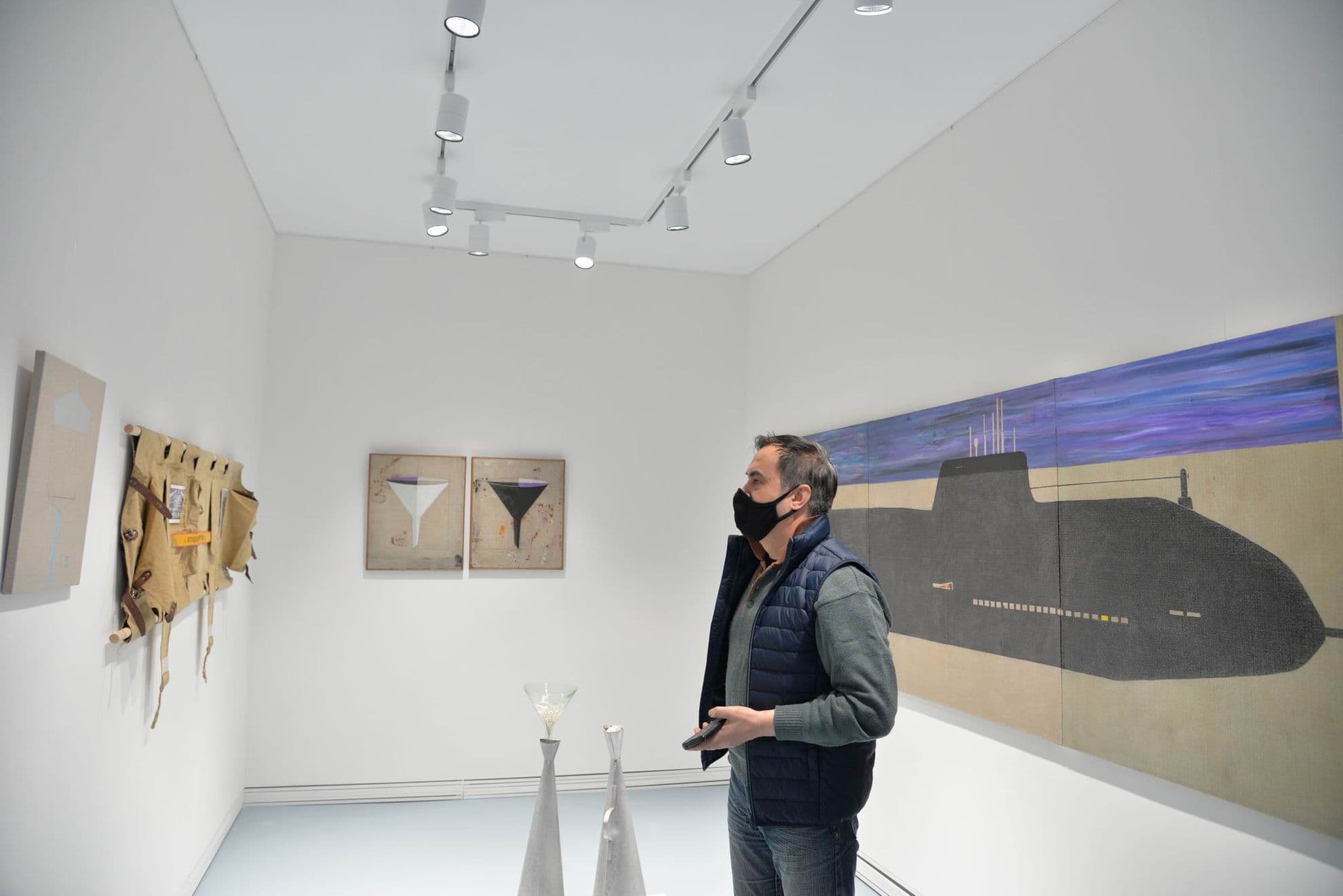 Artistul Vasile Rață expude artă conceptuală la galeria ARBOR, mai 2021. Foto Lucian Muntean