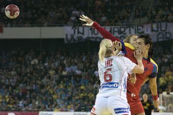 Duelul dintre Cristina Neagu (Buducnost) și Heidi Loke (Győr), cele mai valoroase handbaliste din lume.