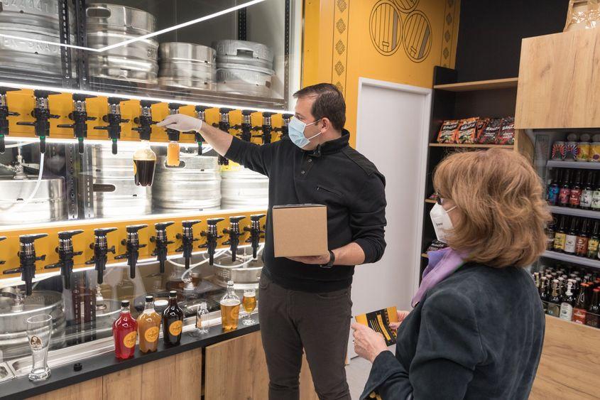 Magazinul de tip beer-to-go are peste 100 de sortimente de bere de la microberării din România. Foto: facebook.com/CasaBerarilorArtizaniIasi/