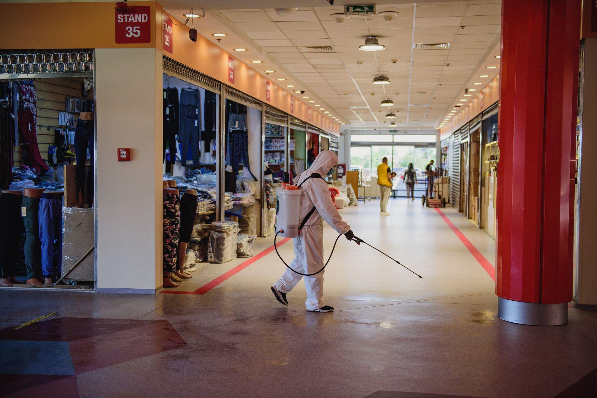 Dezinfectarea culoarelor din Dragonul Roșu.