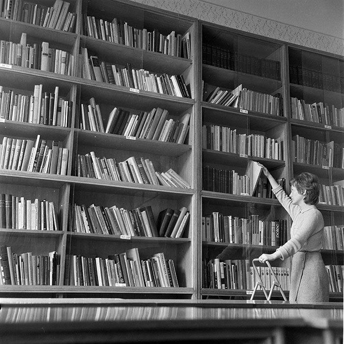 Cărți într-o bibliotecă comunistă. Imagine din Arhiva Asociației Culturale Minerva