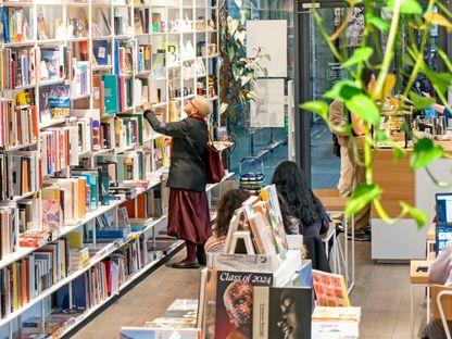 De ce se încăpățânează Cărturești să creadă în cititori?