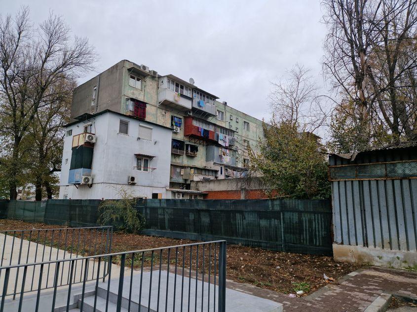 Bloc vechi aflat la o aruncătură de băț de Hala Laminor și viitorul Hils Republica. Foto: Răzvan Filip