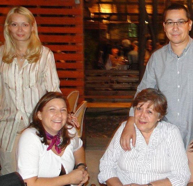 Fotografia pe care Victor Ponta a postat-o pe Facebook în ziua arestării cumnatului său. În partea de jos a imaginii sunt sora sa, Alexandra, și mama sa, Cornelia Naum.