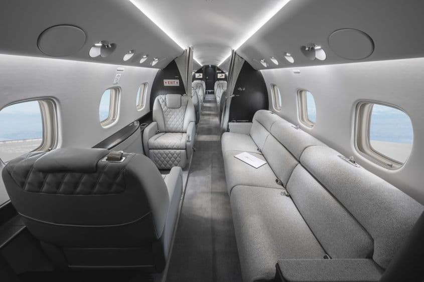 Zborul spre Mykonos: Embraer Legacy 600, un avion de lux cu capacitatea de 13 persoane care costă peste 27 de milioane de euro. Foto: captură Toyo Aviation