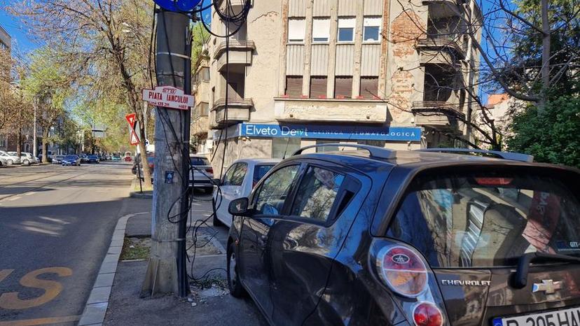 Trotuarele de pe bulevardul Pache Protopopescu din sectorul 2 au fost acaparate de mașini. FOTO: Răzvan Filip
