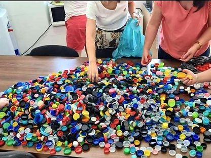 Oamenii care schimbă lumea capac cu capac