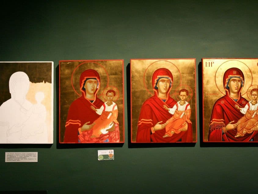 Etapele de lucru la o icoană, de la desenul inițial, aplicarea foiței de aur, pictarea portretelor și a veșmintelor, până la ultimele detalii și simboluri. Fotografii: Lucian Muntean