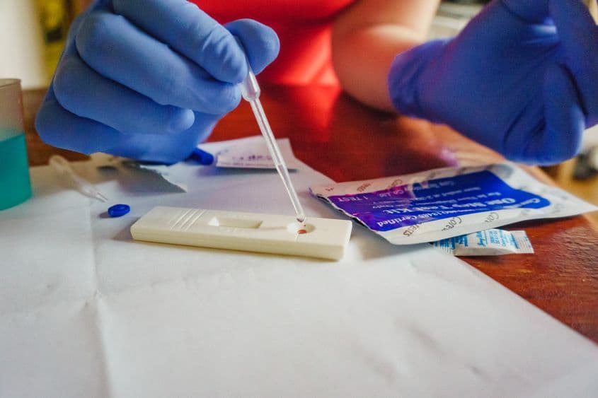 Pasul trei: peste sânge, se adaugă câteva picături din soluția tampon care se regăsește în kitul de testare