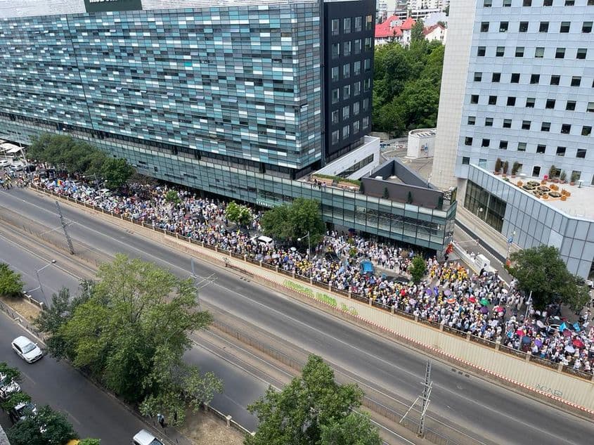 Peste 10 mii de profesori au ieșit vineri în stradă. Foto: PressOne