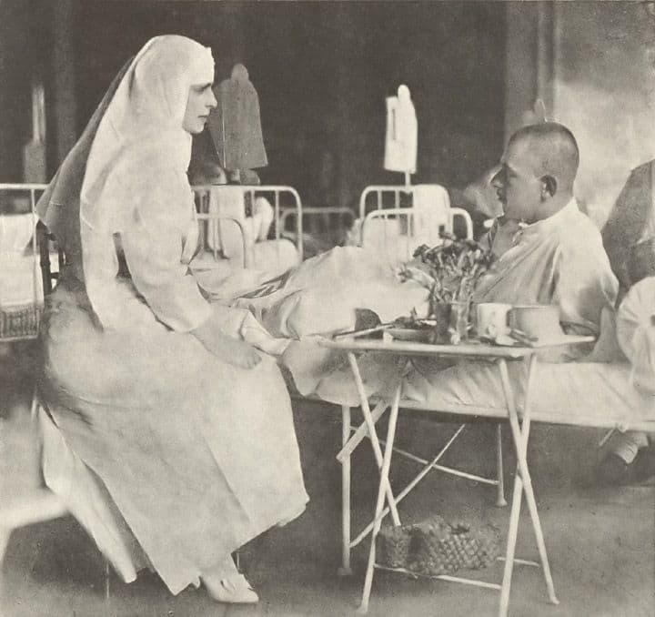 Regina Maria, vizitând un spital de campanie, în 1917. Foto: Wikimedia