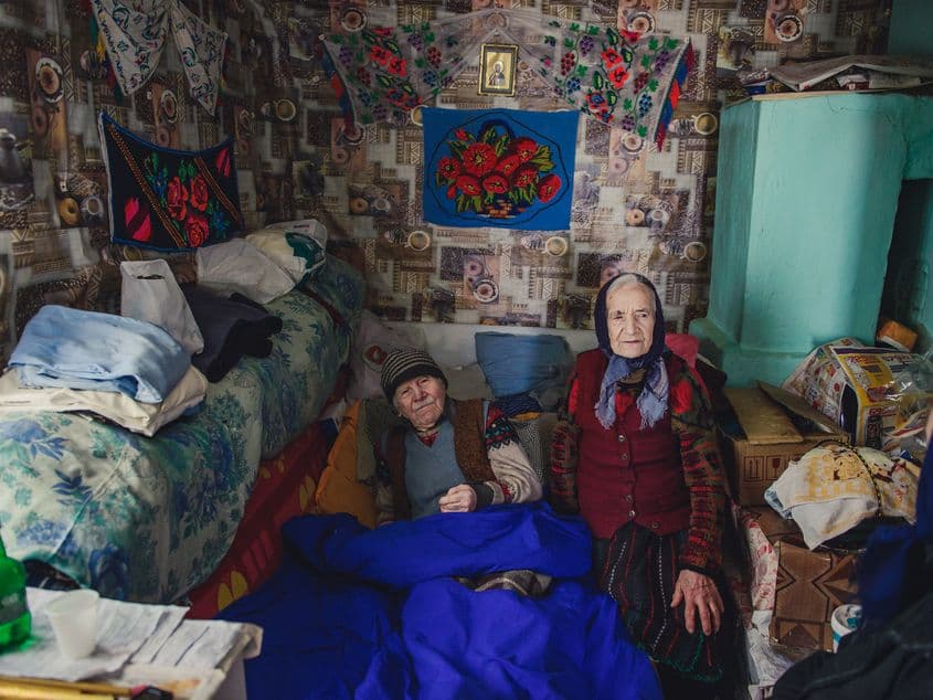 Soţii Filofteia şi Constantin Enache (93, respectiv 102 de ani) sunt o imagine reprezentativă pentru tristeţea satului românesc. Foto: Ioana Epure