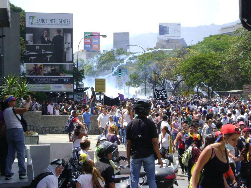 Proteste pe străzile din Caracas. Foto: Adrian Boros