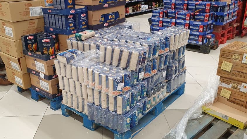 Hypermarketurile sunt aprovizionate suficient, în ciuda asaltului a mii de cumpărători. Cumpărăturile excesive din această perioadă duc însă la probleme pe tot lanțul de distribuție. Foto: Adrian Mihălțianu