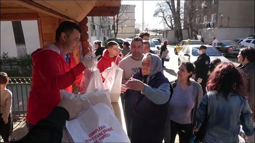 Oamenii s-au îngrămădit să primească produsele oferite de Primăria Sectorului 5 în mai multe cartiere în care au fost instalate chioșcuri.
