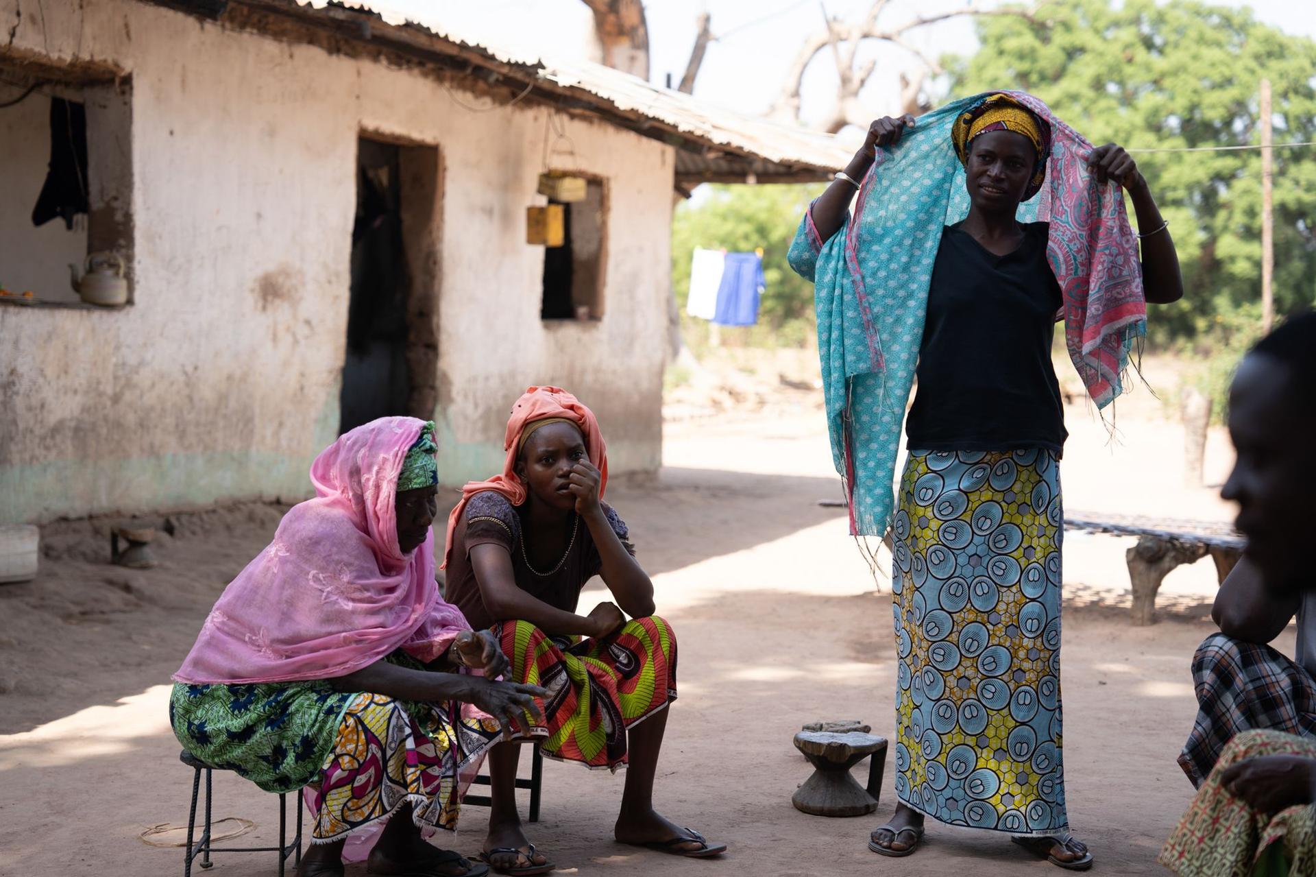 Refugiați din Casamance în satul Ballen din Gambia povestesc cum au fost forțați să își părăsească satele din cauza conflictului. Foto: Andrei Popoviciu