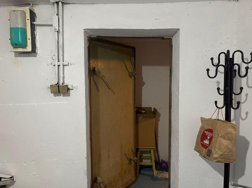 Una dintre condițiile pentru ca un adăpost de protecție civilă să fie considerat funcțional este existența unei uși metalice etanșe Foto: Lavinia Niță