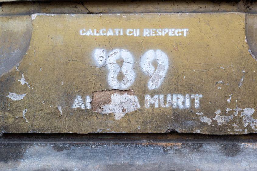 Plăcuţa de la monumentul "Stâlpi împuşcaţi", realizat de sculptorul Liviu Mocan. Foto: Raul Ştef