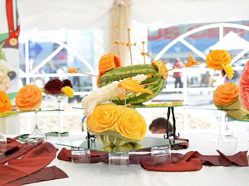 Aranjament cu fructe sculptate realizat de Sebastian Bătinaș. Foto: Cristi Vescan